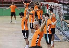Adrián Fernández, en primer término, junto al resto del Bathco durante un entrenamiento.