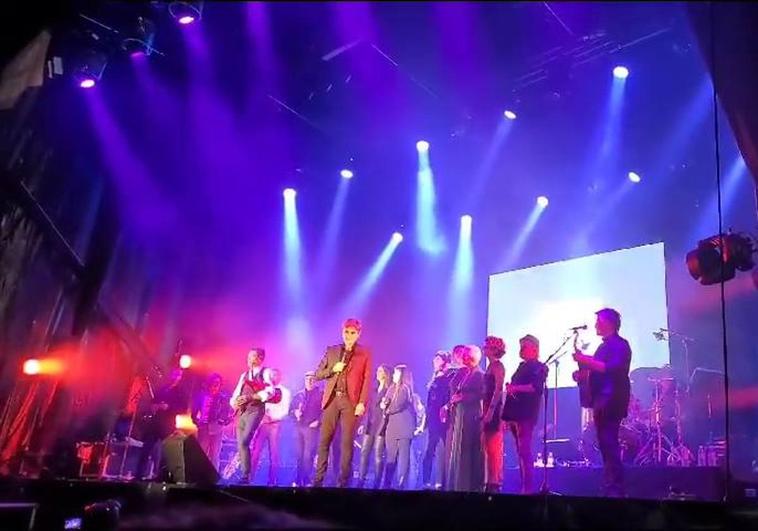 Todos los artistas invitados cantando 'Viento del Norte'