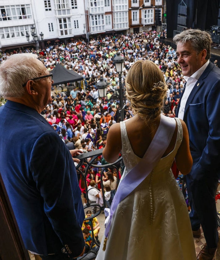 Imagen secundaria 2 - Arriba, el alcalde de Reinosa, José Luis López, junto a la reina de este año, Elena Saiz. 