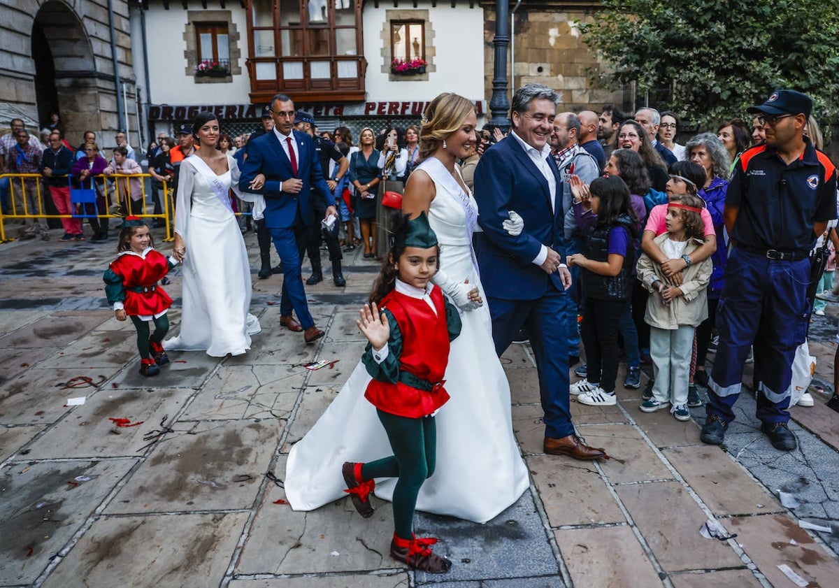 Imagen principal - Arriba, el alcalde de Reinosa, José Luis López, junto a la reina de este año, Elena Saiz. 