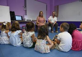 Docentes y alumnos en un aula de Educación Infantil del colegio Aguanaz de Entrambasaguas el día del inicio de curso.