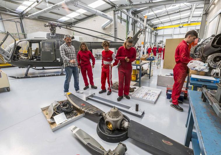 Los alumnos del grado en mantenimiento aeromecánico, frente a una hélice.