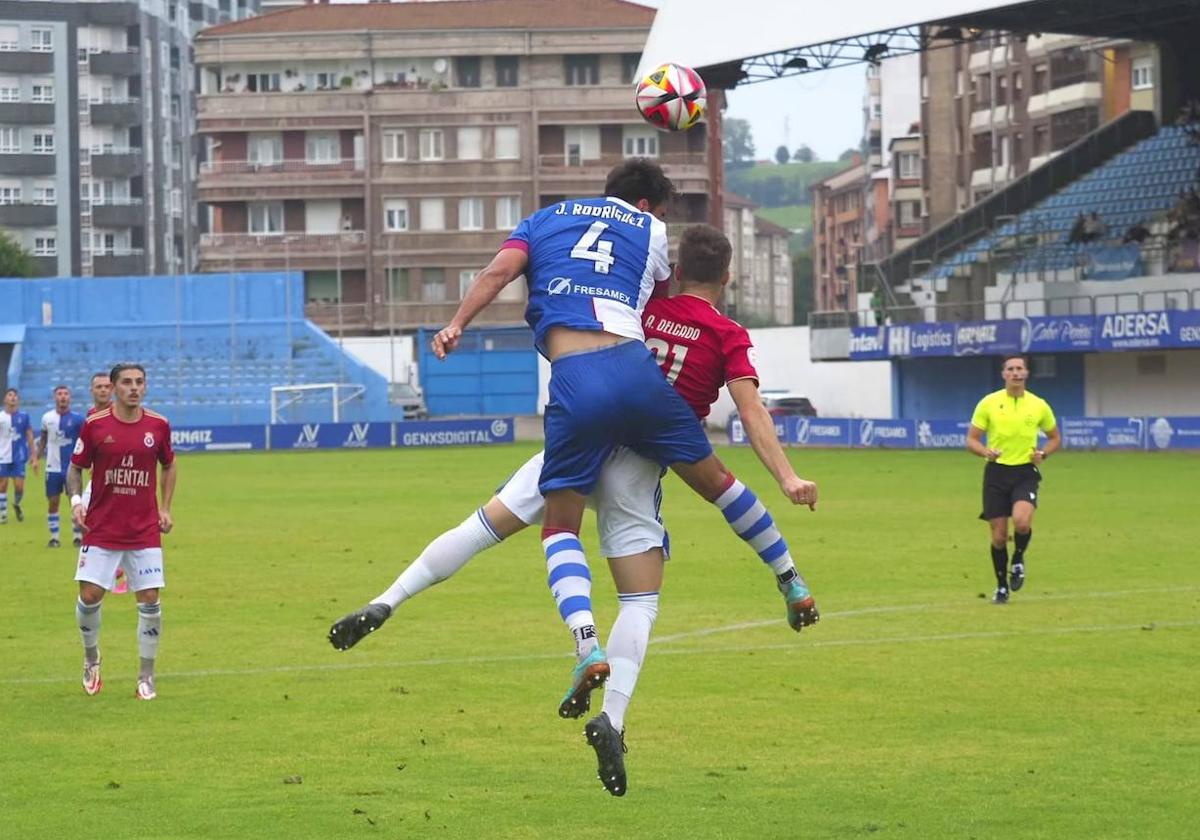 Alberto Delgado disputa un balón con Julio Rodríguez.