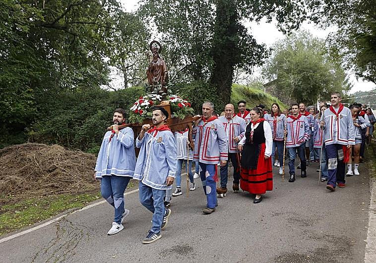 Los romeros portan la imagen del santo camino de la emita de La Pradera