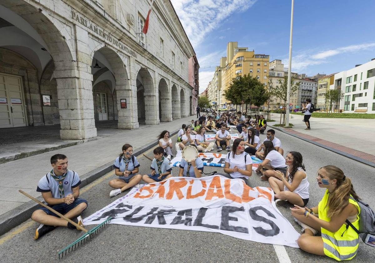 Los jóvenes convocados por la asociación La Bardal, frente al Parlamento regional