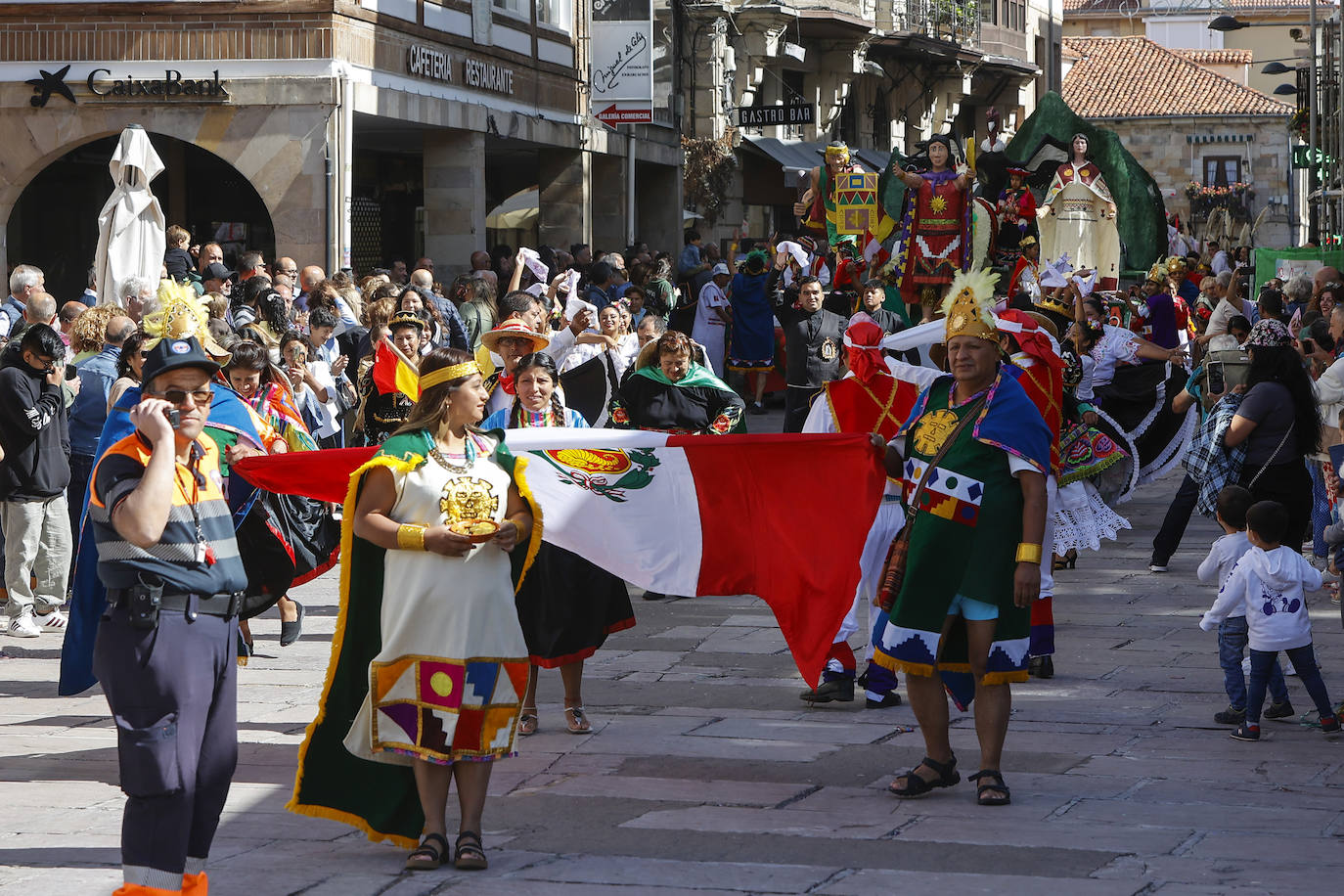 Por primera vez la comunidad peruana de Reinosa ha participado en el desfile con la carroza 'La maravilla del mundo'.