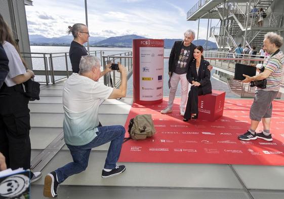 Maribel Verdú posó durante la mañana, tras recibir el premio del Festival, en el pachinko del Centro Botín.