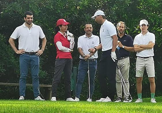Nadal y Ana Botín hablan durante el recorrido junto a otros asistentes.