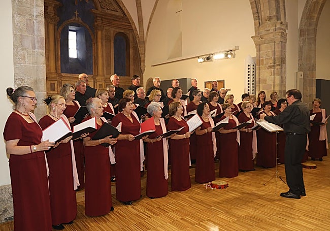 La Coral Voces Cántabras, de Cabezón de la Sal, en un momento del concierto