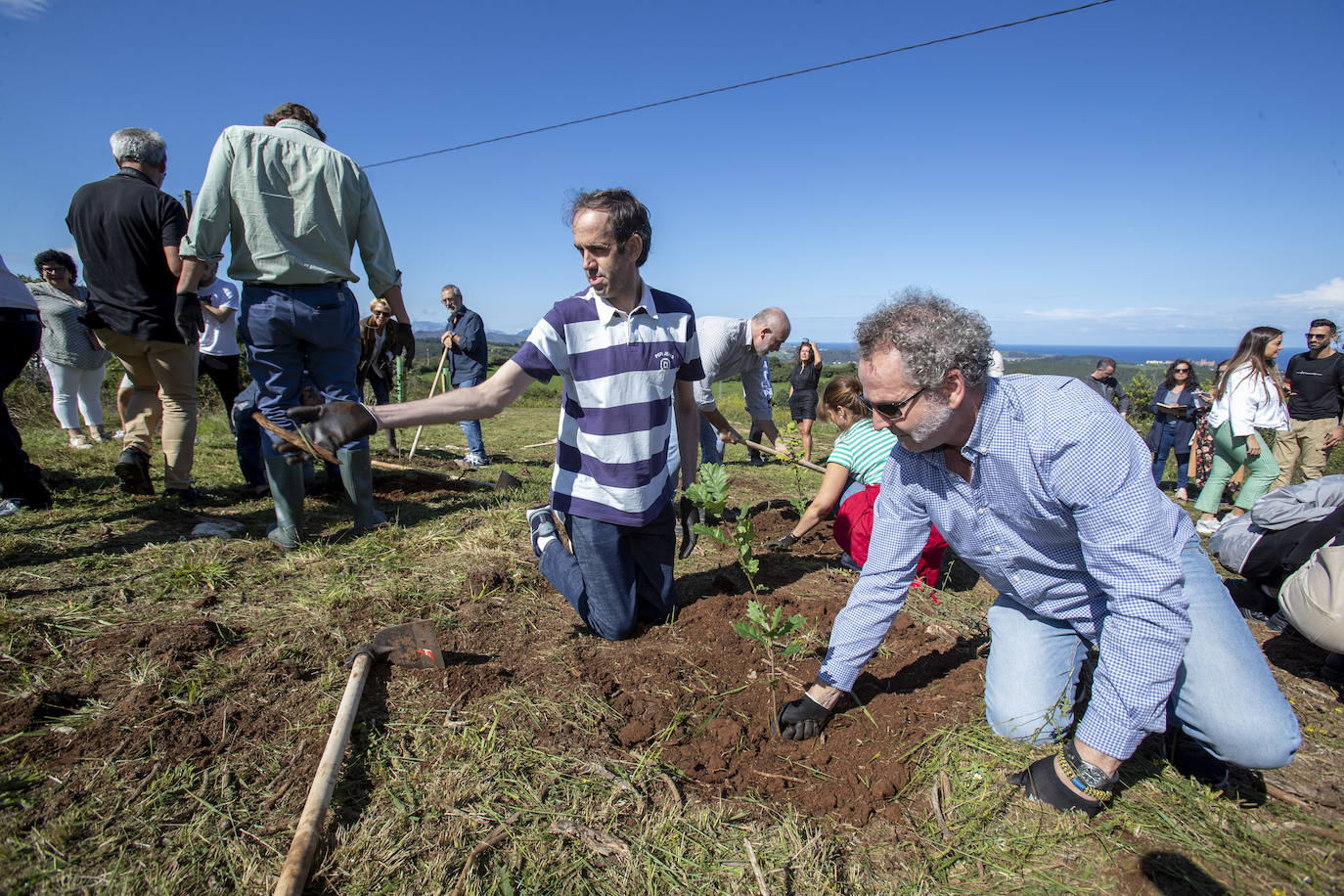 El actor Alberto Nieto y el productor de 'Campeonex', Luis Manso, trabajando juntos en la siembra. 