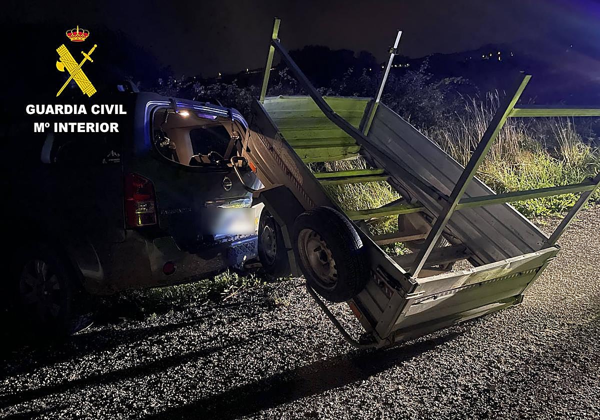 Foto del coche y del remolque que pudieron ser recuperados.