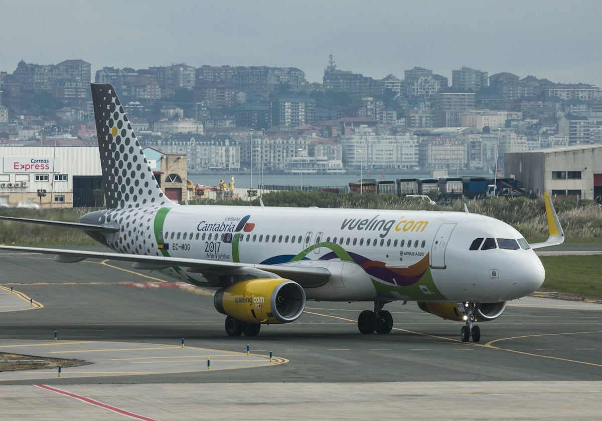 Un avión de Vueling en la pista del Seve en una imagen de archivo.