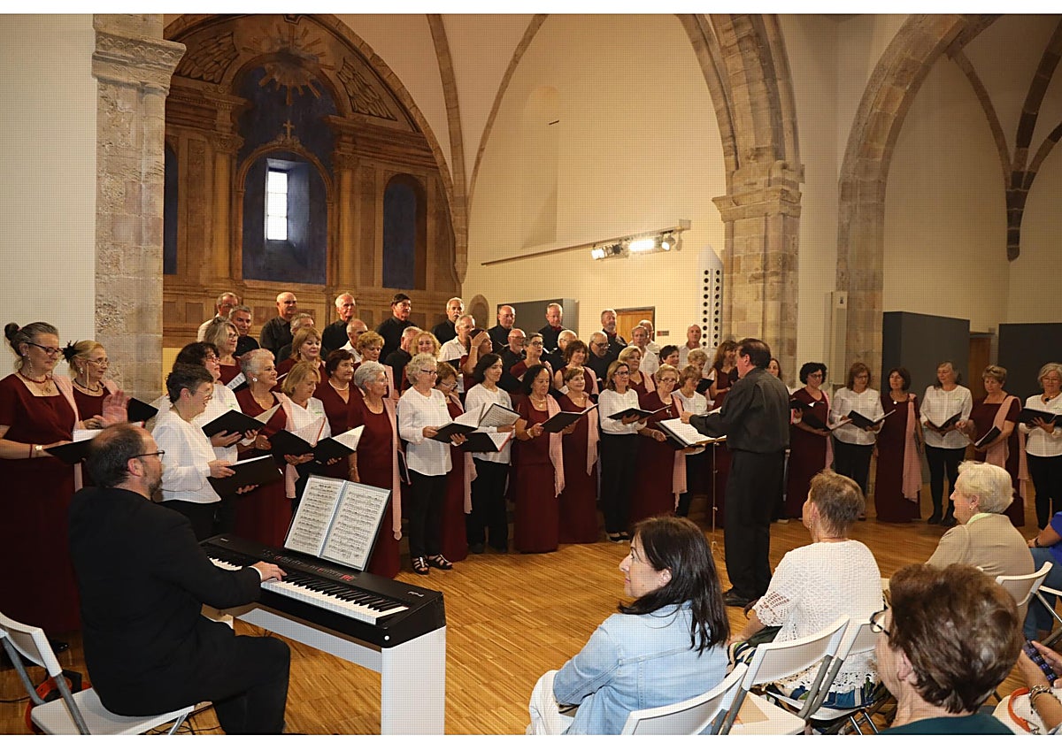Las dos corales se unieron para cantar «Viento del Norte», de Nando Agüeros