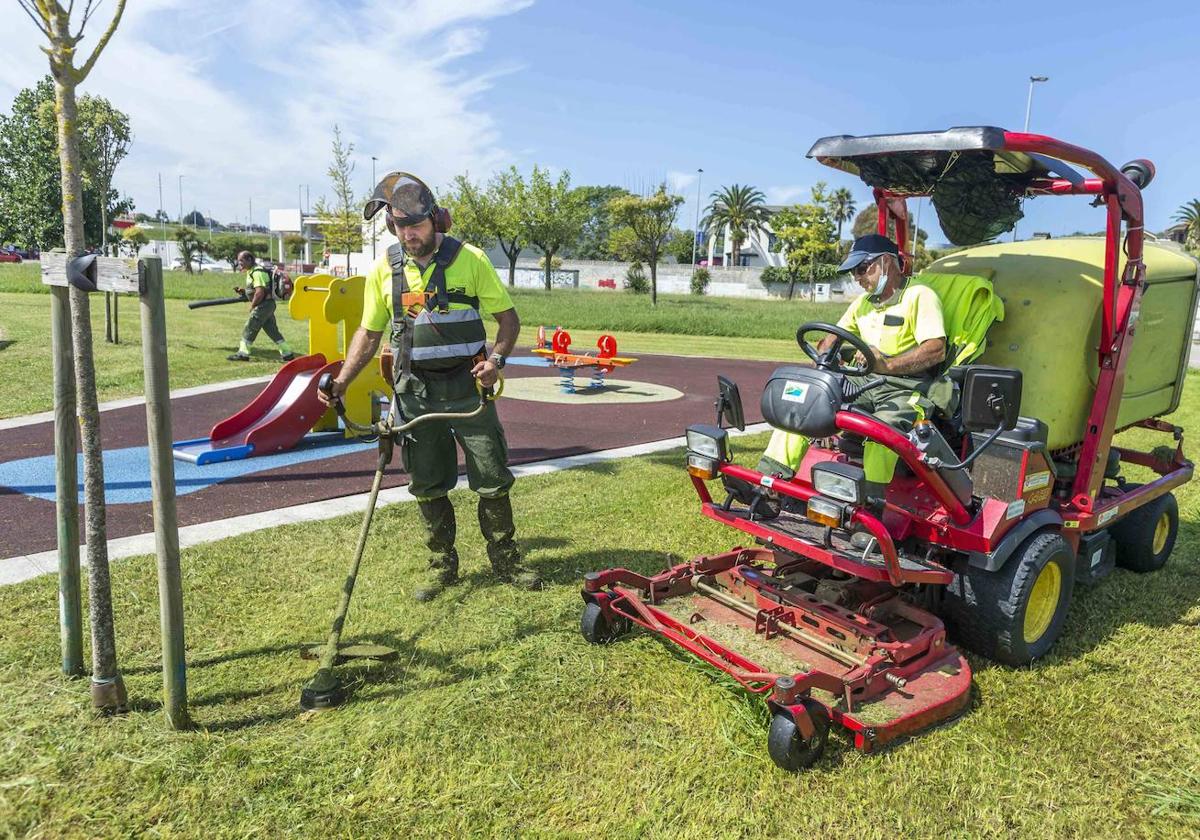 Trabajadores de la anterior UTE adjudicataria del servicio de Parques y Jardines, en El Alisal.