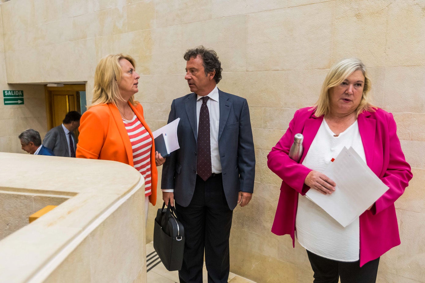 María Jesús Susinos Tarrero alcaldesa de Entrambasaguas; Pablo Palencia, consejero de Desarrollo Rural, y Belén Ceballos, alcaldesa de Los Tojos, acceden al Parlamento regional.