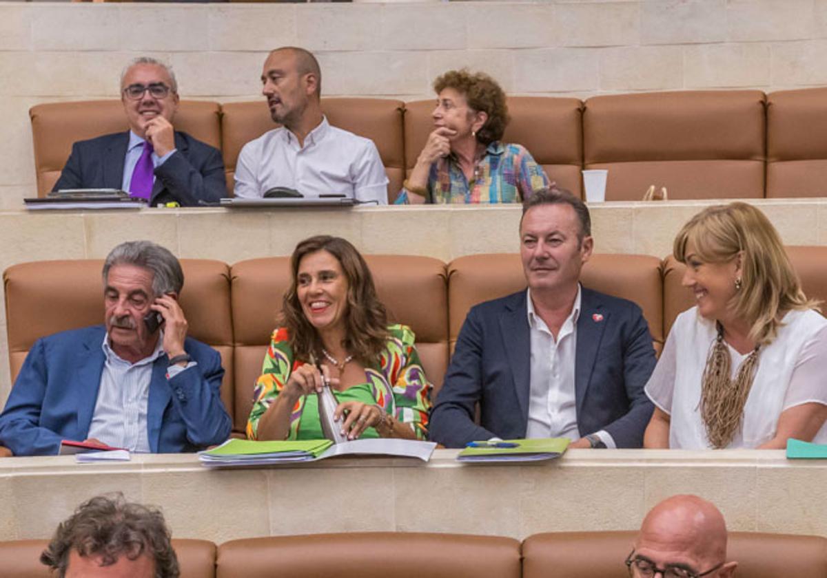 La bancada del Partido Regionalista, con Miguel Ángel Revilla en primer término. A su lado, Paula Fernández, Guillermo Blanco y Rosa Díaz.En la fila superior, Pedro J. Hernando, Javier López Estrada y Teresa Noceda.