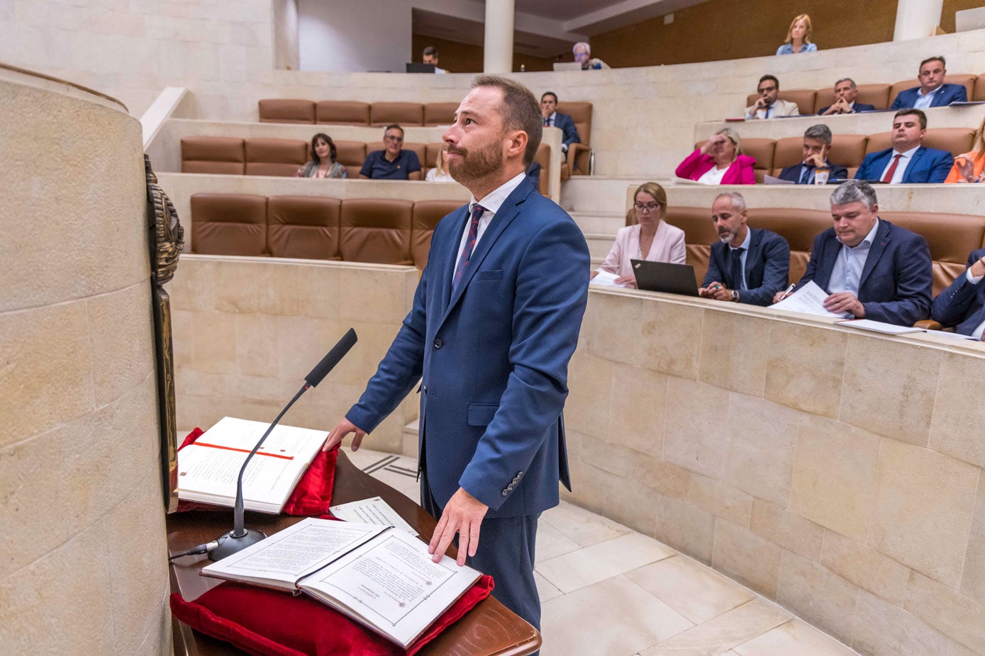 El diputado socialista Jorge Gutiérrez toma posesión de su escaño