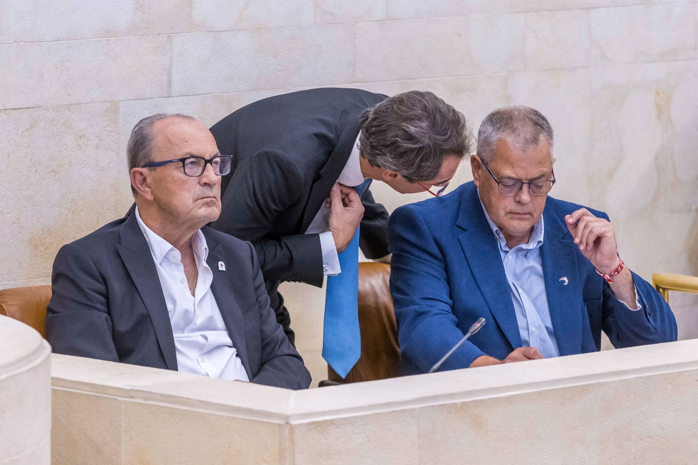 Javier López Marcano (PRC) y Joaquín Gómez (PSOE), ambos miembros de la Mesa del Parlamento regional.