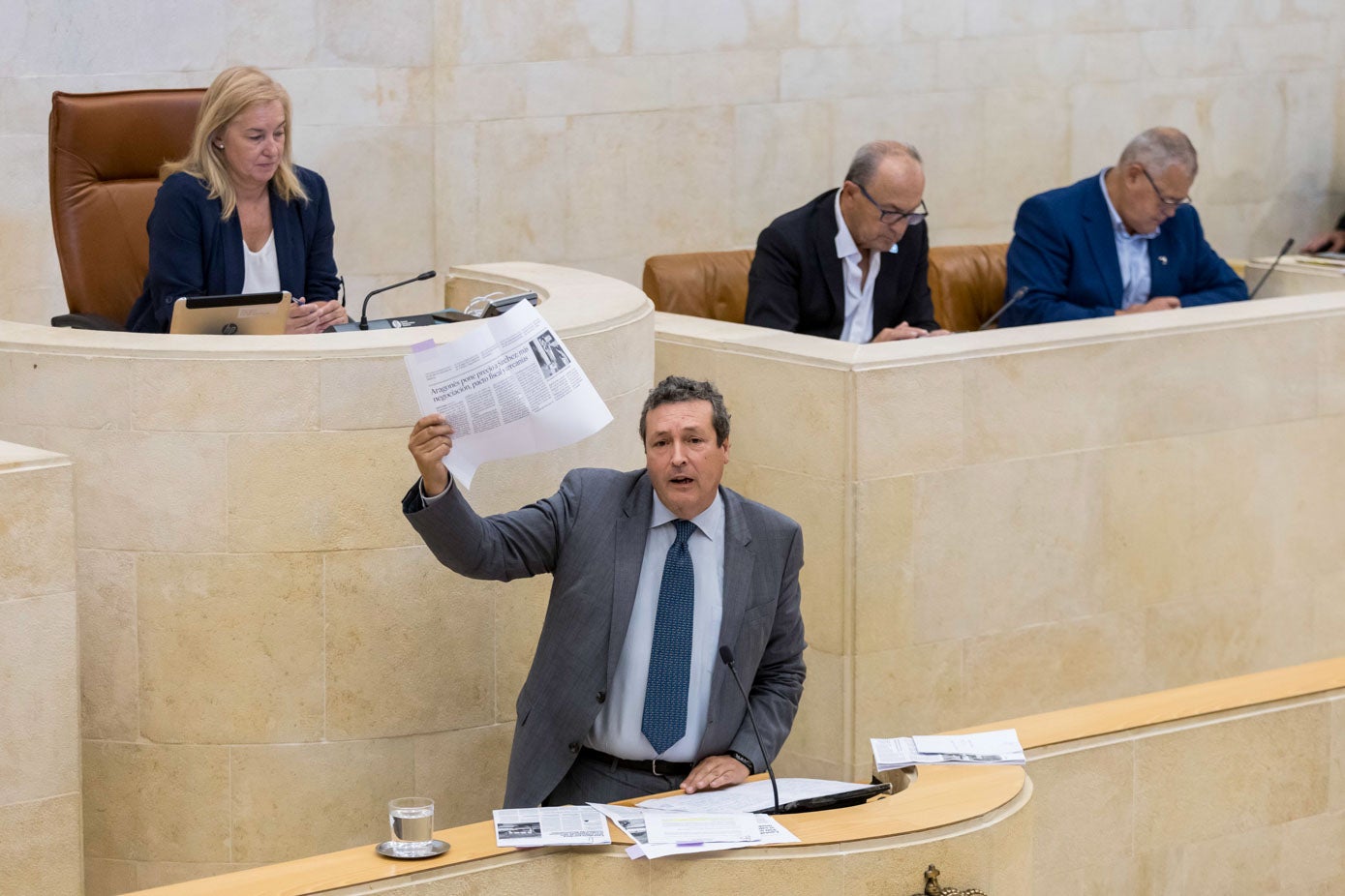 Detalle de la alocución de Íñigo Fernández (PP) desde la tribunal del Parlamento cántabro.