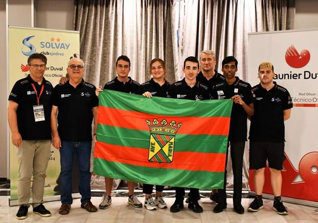 Los jugadores del Solvay junto a su presidente Juan Carlos Fernández.