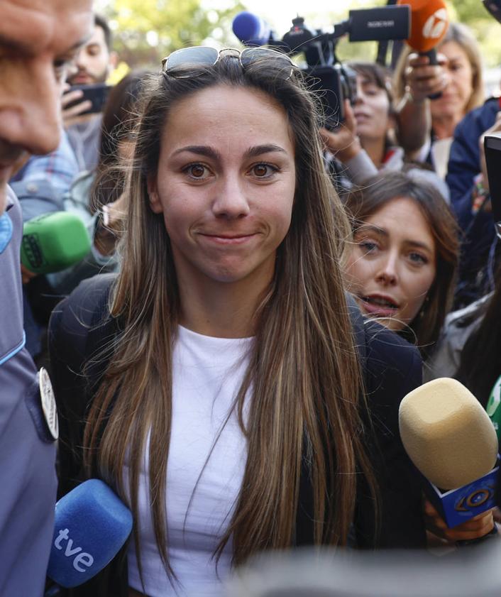 Imagen secundaria 2 - Athenea del Castillo, a su llegada al hotel de Barajas.