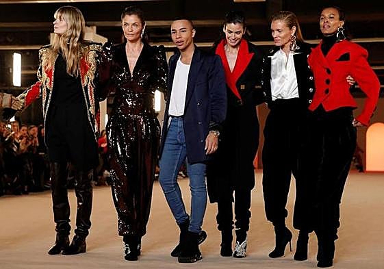 Olivier Rousteing posa con las modelos de un desfile en la Semana de la moda de París de 2020.