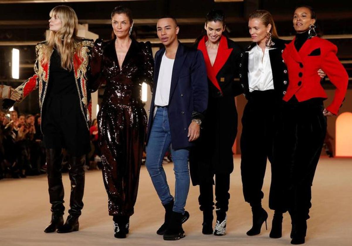 Olivier Rousteing posa con las modelos de un desfile en la Semana de la moda de París de 2020.