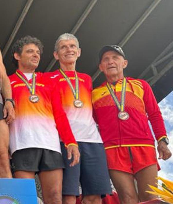 Imagen secundaria 2 - Arriba, el equipo español de trail largo en el primer puesto del podio. Abajo, el equipo M45 español que ganó el oro en el KV; y el trío nacional que fue bronce en la subida vertical.