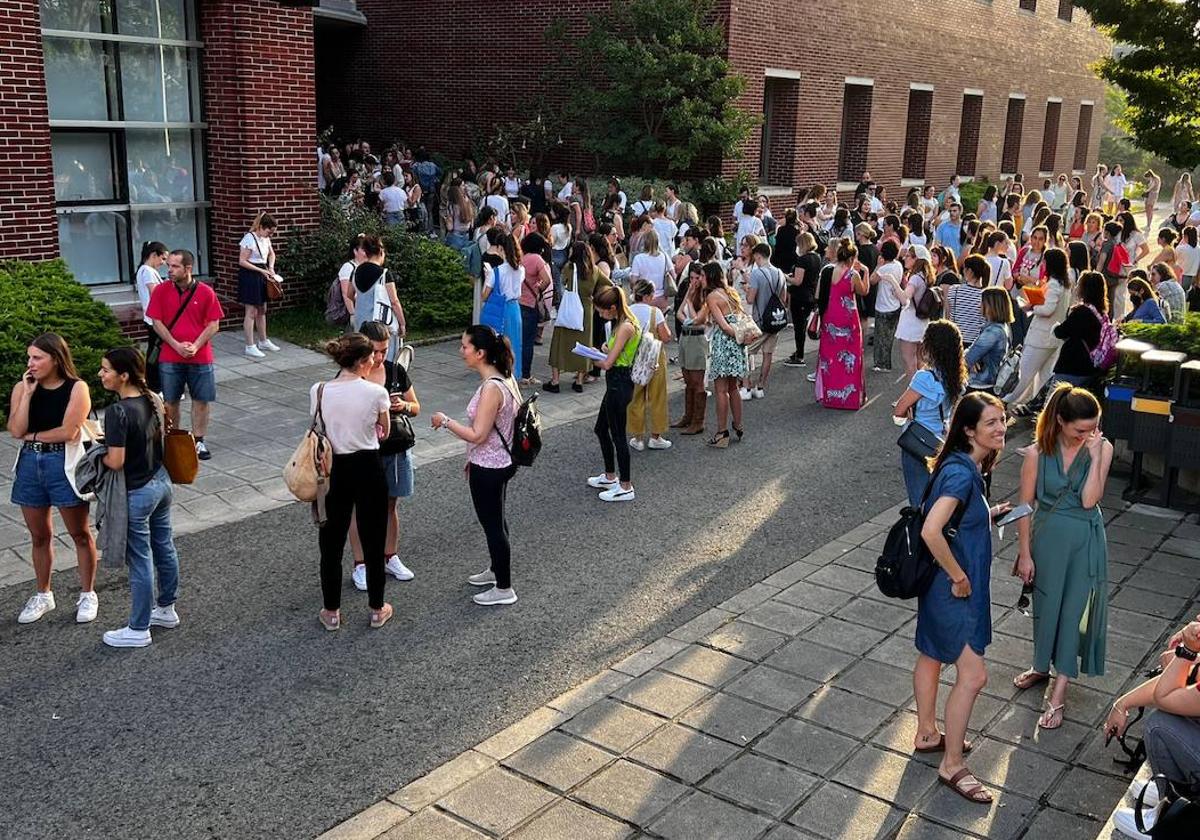 Imagen de archivo del acceso a un examen de oposiciones celebrado en Santander.