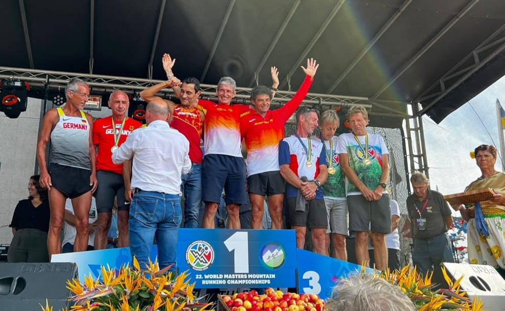 Imagen principal - Arriba, el equipo español de trail largo en el primer puesto del podio. Abajo, el equipo M45 español que ganó el oro en el KV; y el trío nacional que fue bronce en la subida vertical.