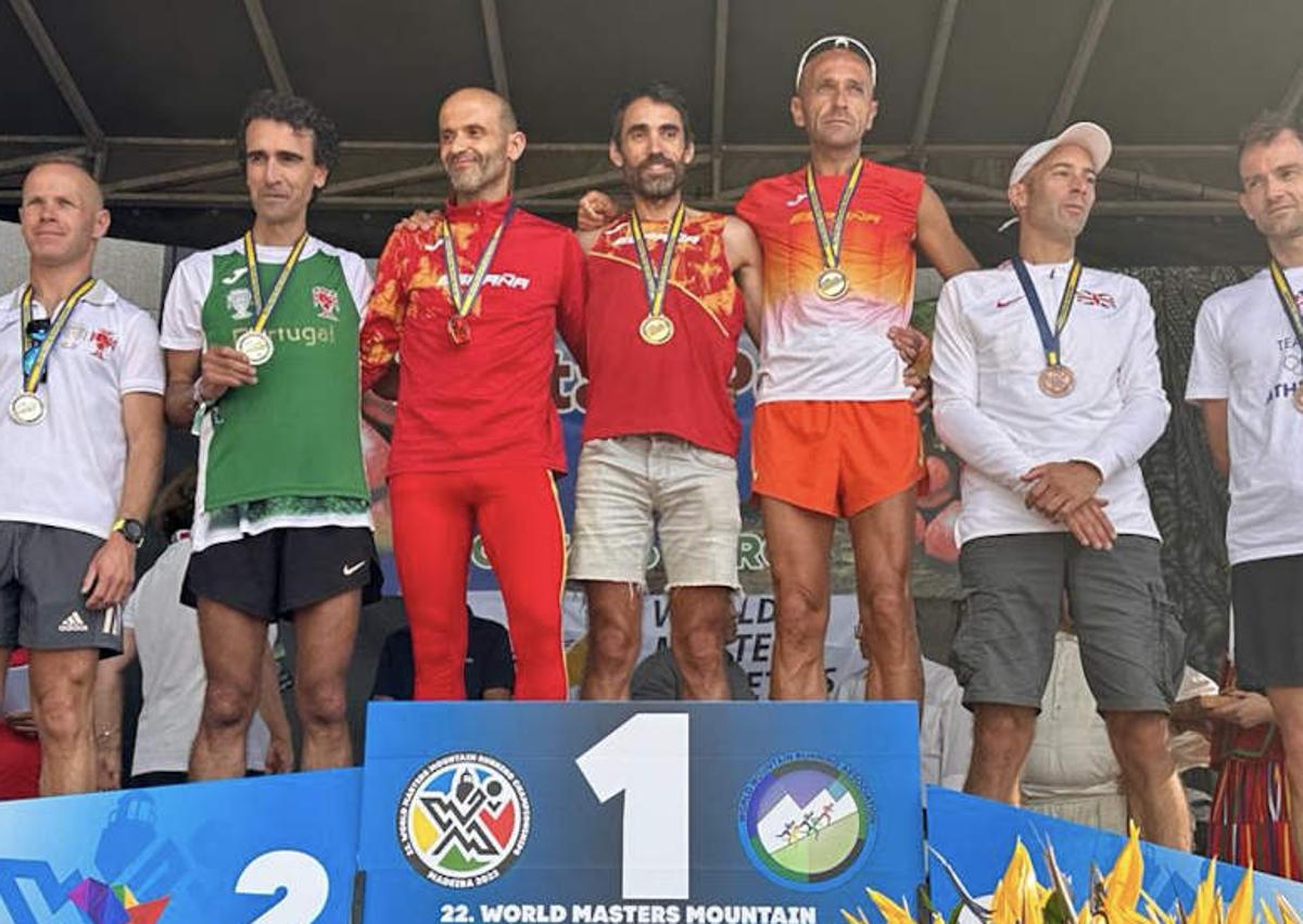 Imagen secundaria 1 - Arriba, el equipo español de trail largo en el primer puesto del podio. Abajo, el equipo M45 español que ganó el oro en el KV; y el trío nacional que fue bronce en la subida vertical.