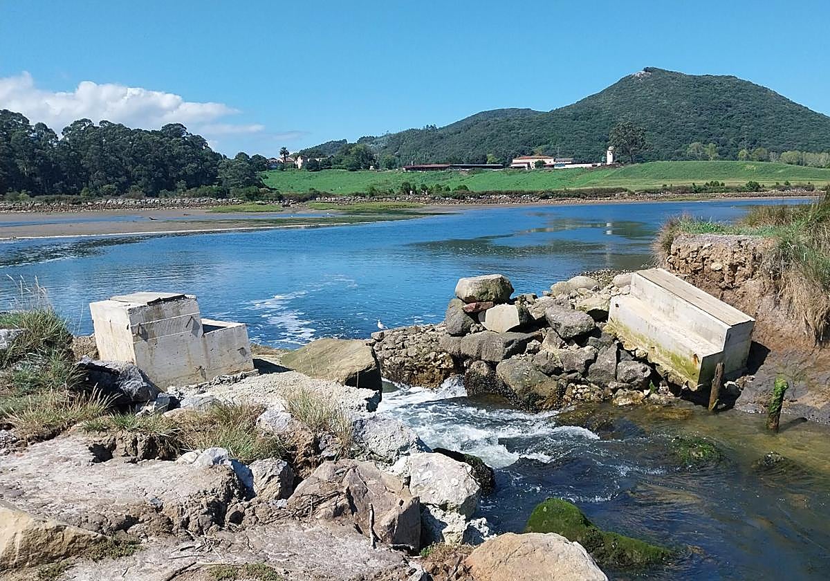 La pasarela de madera que había para poder salvar la rotura del dique ha desaparecido por completo.