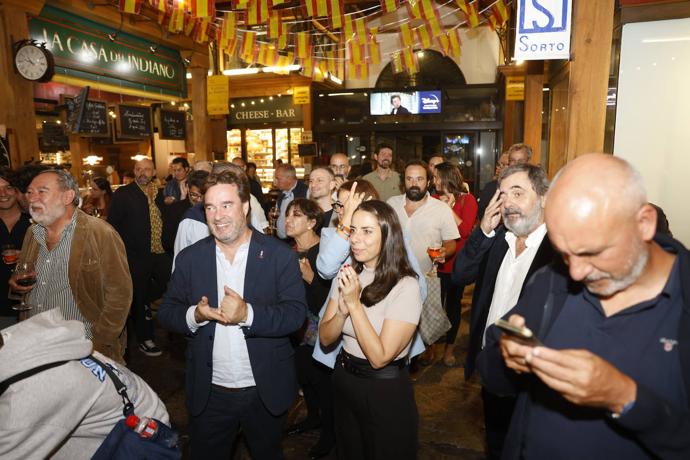 Los asistentes al cóctel tuvieron ocasión de compartir charla y puntos de vista sobre sus trabajos. 