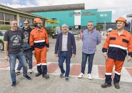 Álvarez, con americana en el centro junto a Mariano Carmona, en la fábrica de Global Steel Wire.