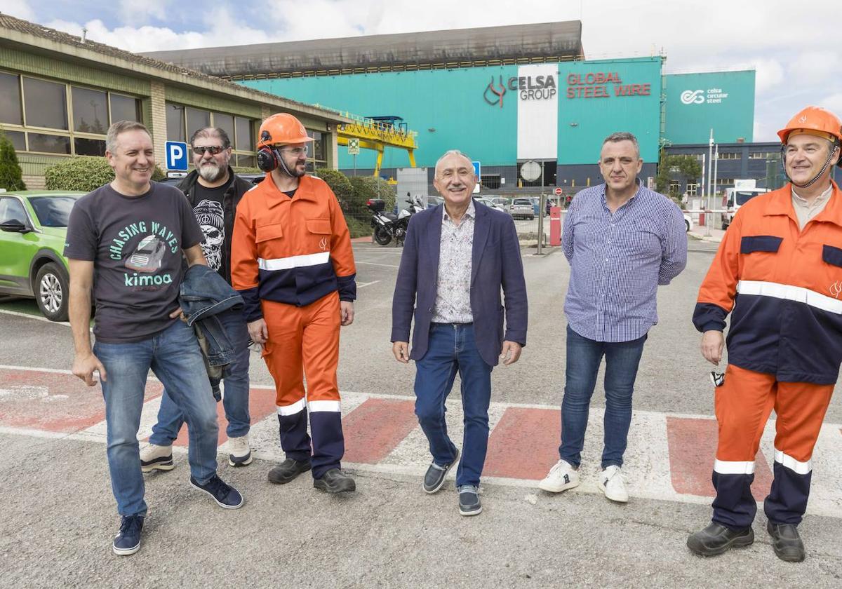 Álvarez, con americana en el centro junto a Mariano Carmona, en la fábrica de Global Steel Wire.