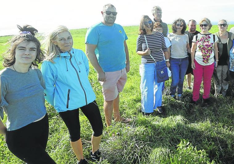 Grupo de vecinos de Tagle, en los terrenos en los que se proyecta construir el Centro de Interpretación del Burro.