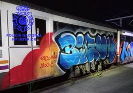 Detenidos dos jóvenes por realizar pintadas en varios vagones de tren en Torrelavega