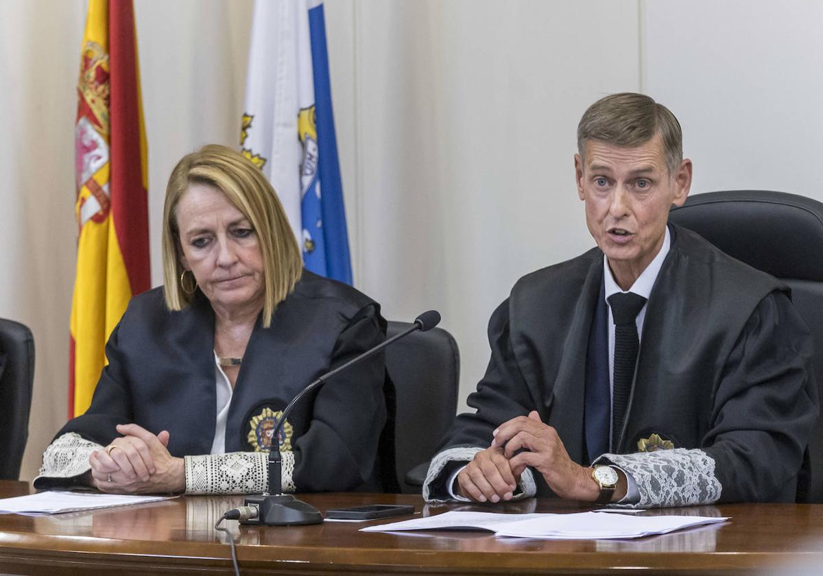 La fiscal superior de Cantabria, Pilar Jiménez, junto al presidente del TSJC, José Luis López del Moral, durante su intervención