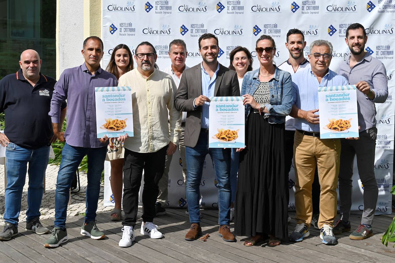 Imagen de los promotores de la iniciativa con los hosteleros.