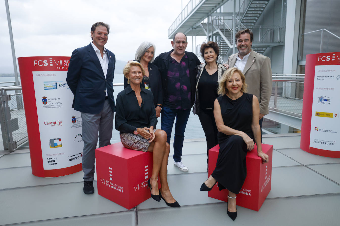 Karra Elejalde y Carmen Machi junto a los organizadores y patrocinadores del FCS, además de las directoras de la película ' La voz del sol', que se estrenó tras la clausura del festival..