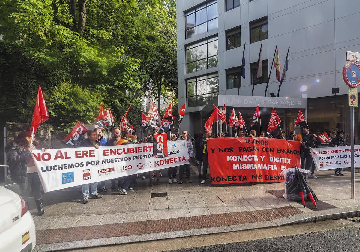 Una de las numerosas protestas que ha convocado la plantilla contra su traslado a Andalucía y Cataluña.