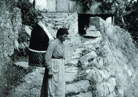 Mujer pasiega portando el tradicional cuévano.