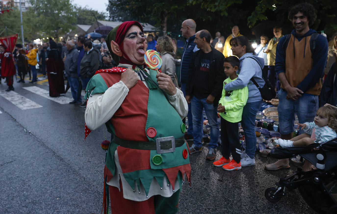 Las diferentes agrupaciones, bandas y actores desfilaron por las calles más céntricas de Laredo hasta entrar en el Palenque