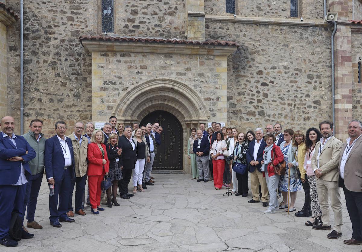 Foto de familia de las autoridades y los presidentes de las casas de Cantabria ante la Puerta del Perdón del Monasterio de Santo Toribio.