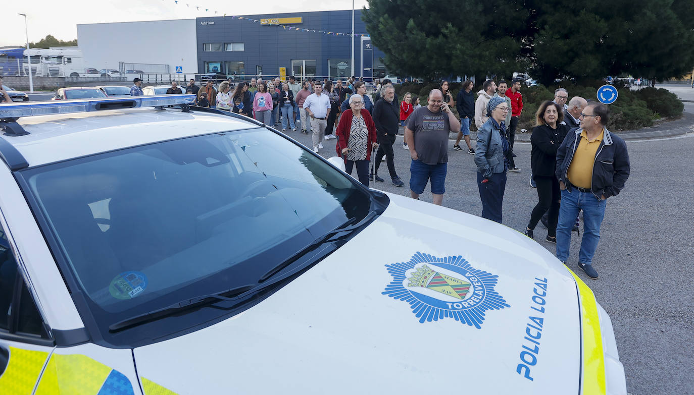 La Policía Local ha custodiado los cortes de tráfico en las rotondas, a ambos extremos de la manifestación.