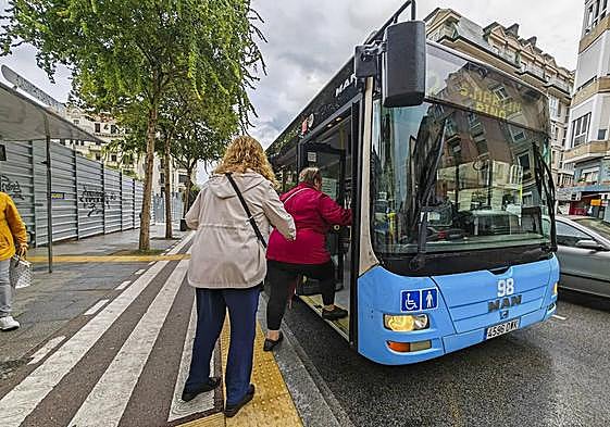 Dos viajeras, este viernes, suben al autobús en el Día sin Coche en Santander.