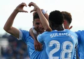 Iván Morante celebra con sus compañeros del Ibiza el gol por el que opta al Puskas.