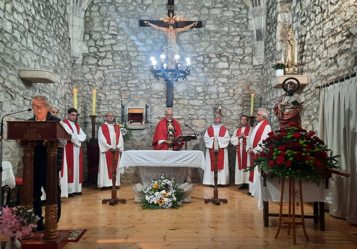 Imagen de la misa de Maoño, celebrada en la ermita de la localidad.