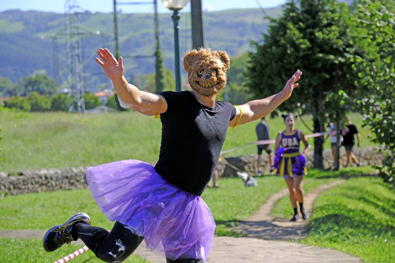 Un participante posa ante la cámara, ataviado con un tutú y una mascara de oso. 