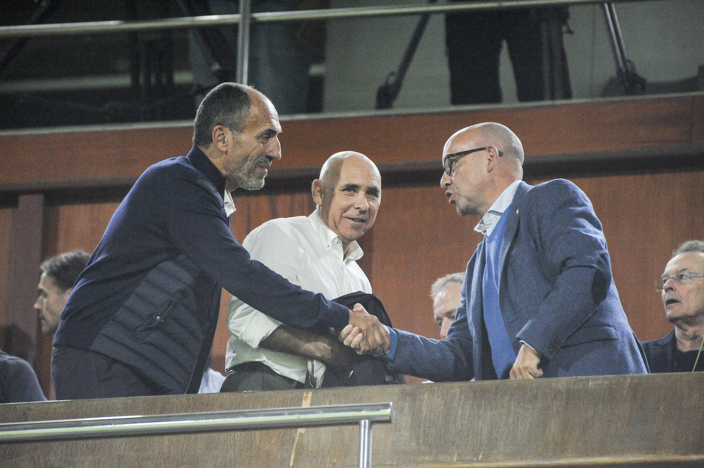 Sebastián Ceria, a la izquierda, y Manolo Higuera, en el centro, saludan a un invitado al palco. 